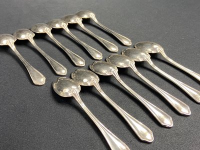 Set completo di 12 cucchiai da moka in stile Luigi XV placcati in argento e firmati Hermès