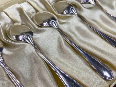 Set completo di 12 cucchiai da moka in stile Luigi XV placcati in argento e firmati Hermès