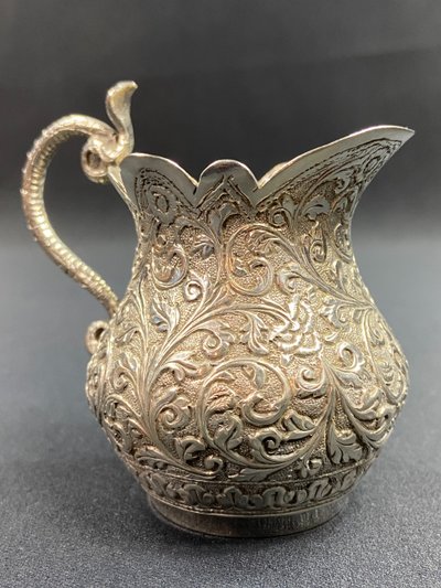 Pot à lait en argent massif richement ciselé décor Indo-persan anse au cobra