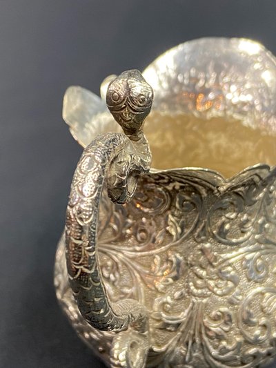 Pot à lait en argent massif richement ciselé décor Indo-persan anse au cobra