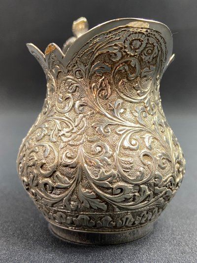 Pot à lait en argent massif richement ciselé décor Indo-persan anse au cobra