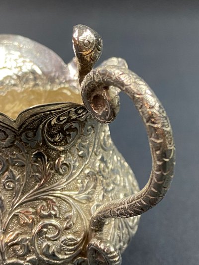 Pot à lait en argent massif richement ciselé décor Indo-persan anse au cobra