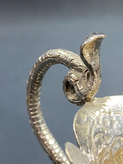 Pot à lait en argent massif richement ciselé décor Indo-persan anse au cobra