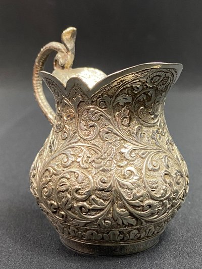 Pot à lait en argent massif richement ciselé décor Indo-persan anse au cobra