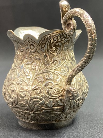 Pot à lait en argent massif richement ciselé décor Indo-persan anse au cobra
