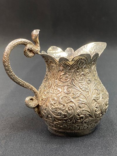 Pot à lait en argent massif richement ciselé décor Indo-persan anse au cobra