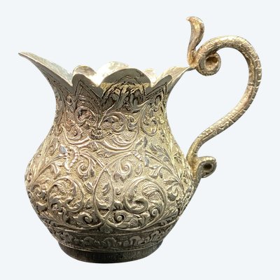 Pot à lait en argent massif richement ciselé décor Indo-persan anse au cobra