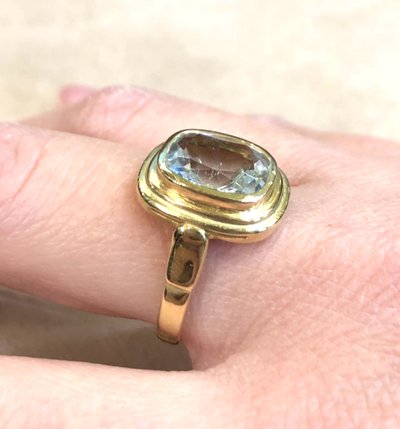 Anello con acquamarina