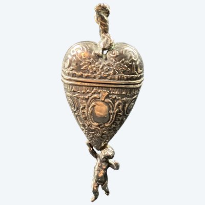 Boite pendentif reliquaire XIXe style Louis XV en argent massif à décor de Putti