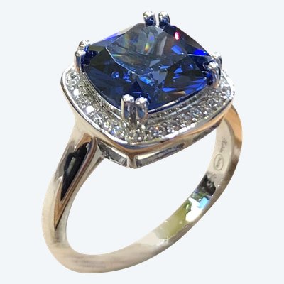 Anello con pietra blu e zircone
