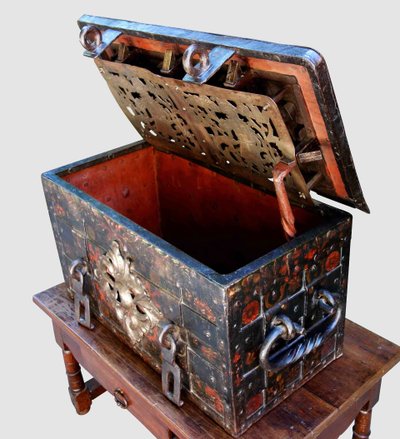 Coffre de Nuremberg polychrome avec sa barre