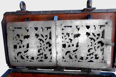 Coffre de Nuremberg polychrome avec sa barre