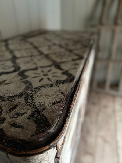 Buffet de cuisine Louis xv datant du 18 e siècle patine décorative 