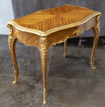 Une Table-bureau En Placage Et Bronze Doré Fin XIXème Siècle