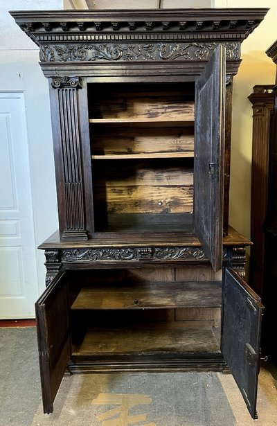 Wichtige Renaissance-Stil Schrank In Nussbaum