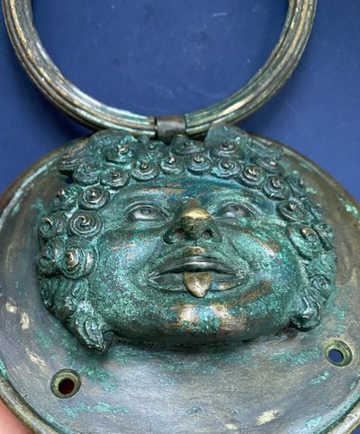 Door knocker in 19th century patinated bronze. Medusa/Gorgon head after the antique.