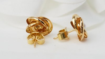 Paire de boucles d'oreilles en or jaune et perle de culture