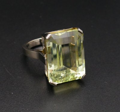 Anello con berillo taglio smeraldo (23,26 carati) in oro bianco 18 carati.