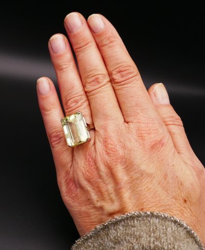 Anello con berillo taglio smeraldo (23,26 carati) in oro bianco 18 carati.