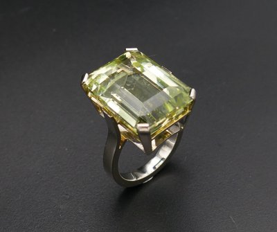 Anello con berillo taglio smeraldo (23,26 carati) in oro bianco 18 carati.