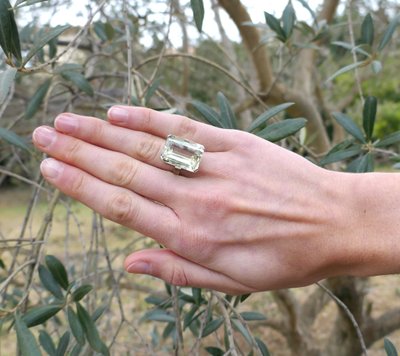 Anello con berillo taglio smeraldo (23,26 carati) in oro bianco 18 carati.