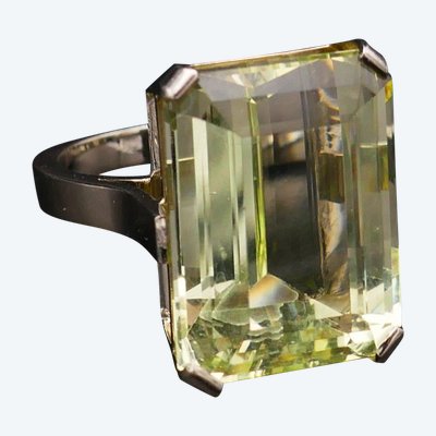 Anello con berillo taglio smeraldo (23,26 carati) in oro bianco 18 carati.