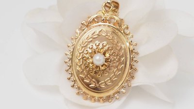 Pendentif cassolette en or jaune et perle de culture