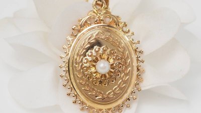 Pendentif cassolette en or jaune et perle de culture