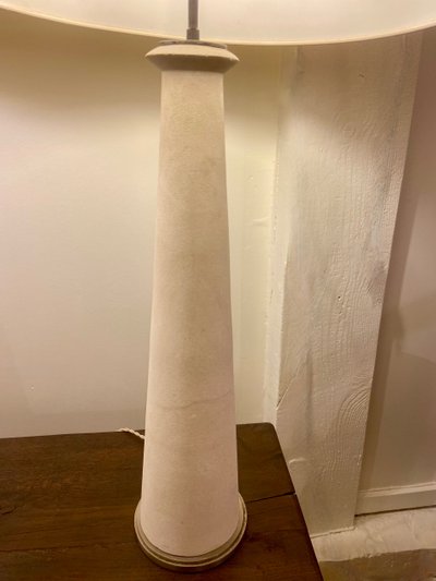Ein Paar modernistischer Lampen aus Stein und Bronze.
