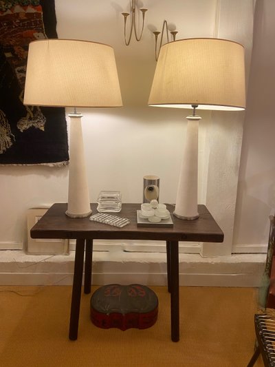 Ein Paar modernistischer Lampen aus Stein und Bronze.
