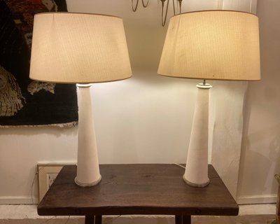 Ein Paar modernistischer Lampen aus Stein und Bronze.