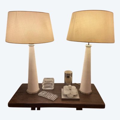 Ein Paar modernistischer Lampen aus Stein und Bronze.