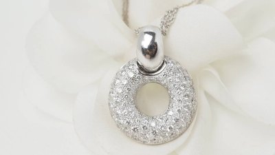 Collier en or blanc et diamants