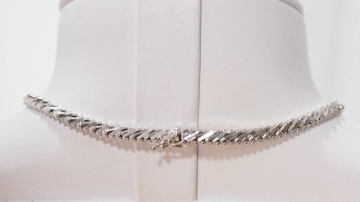 Luxury necklace in white gold and diamonds