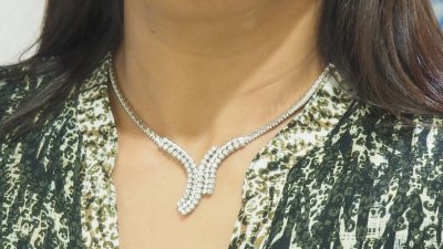 Luxury necklace in white gold and diamonds