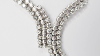 Luxury necklace in white gold and diamonds