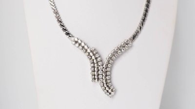 Luxury necklace in white gold and diamonds