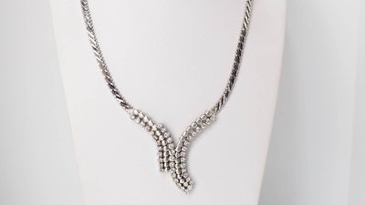 Luxury necklace in white gold and diamonds