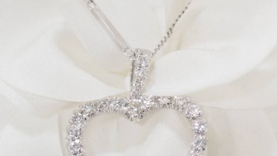 Herzhalskette aus Weißgold und Diamanten