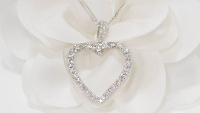 Herzhalskette aus Weißgold und Diamanten