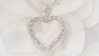 Herzhalskette aus Weißgold und Diamanten