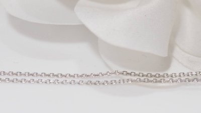 Collana con ciondolo in oro bianco e diamanti
