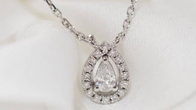 Collana con ciondolo in oro bianco e diamanti