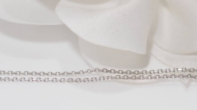 Collier pendentif en or blanc, diamants et Rubis en poire