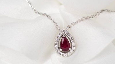 Collier pendentif en or blanc, diamants et Rubis en poire