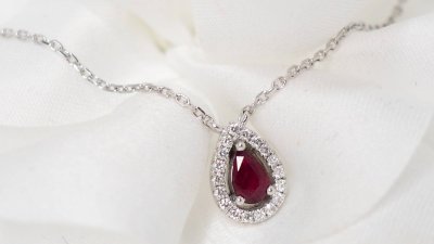 Collier pendentif en or blanc, diamants et Rubis en poire