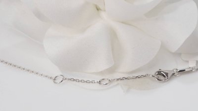 Collier pendentif en or blanc, saphir et diamants