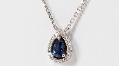 Collier pendentif en or blanc, saphir et diamants