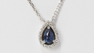 Collier pendentif en or blanc, saphir et diamants