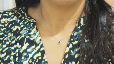 Collier pendentif en or blanc, saphir et diamants